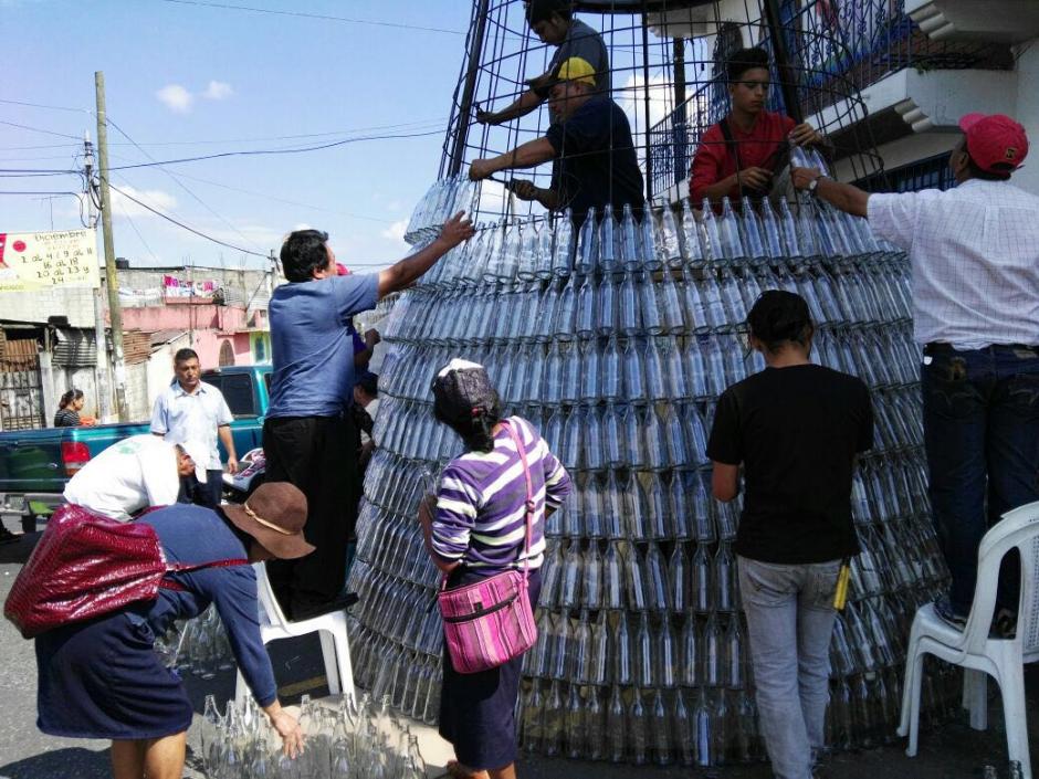 El &aacute;rbol ecol&oacute;gico env&iacute;a un mensaje de conciencia a los vecinos mixque&ntilde;os. (Foto: Muni Mixco)