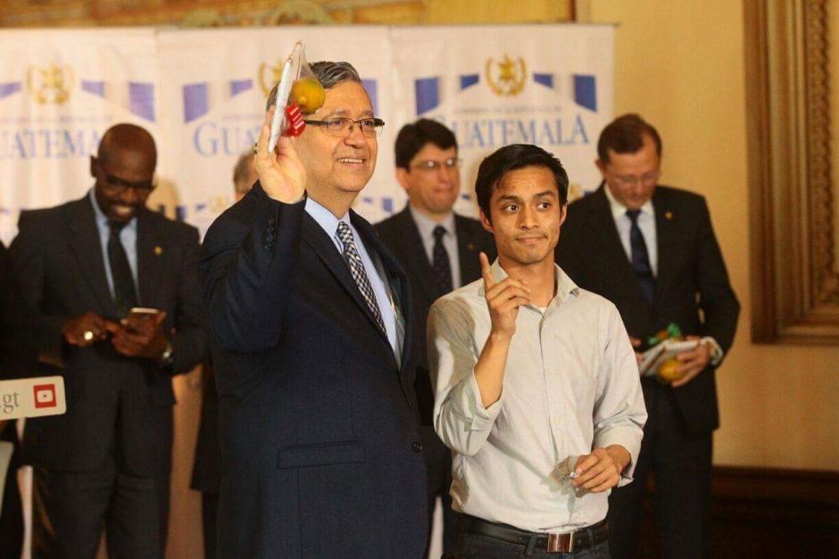 El Vicepresidente agradeci&oacute; el reconocimiento al momento de recibirlo. (Foto: Alejandro Bal&aacute;n/Soy502)