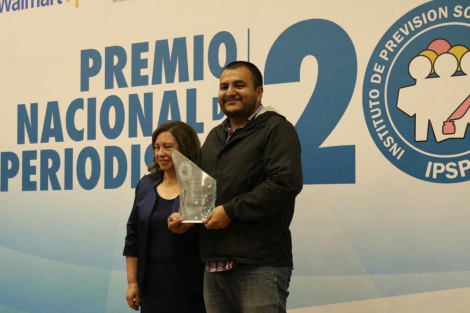 Wilder L&oacute;pez recibe su reconocimiento por la mejor foto del a&ntilde;o. (Foto: Alejandro Bal&aacute;n/Soy502)