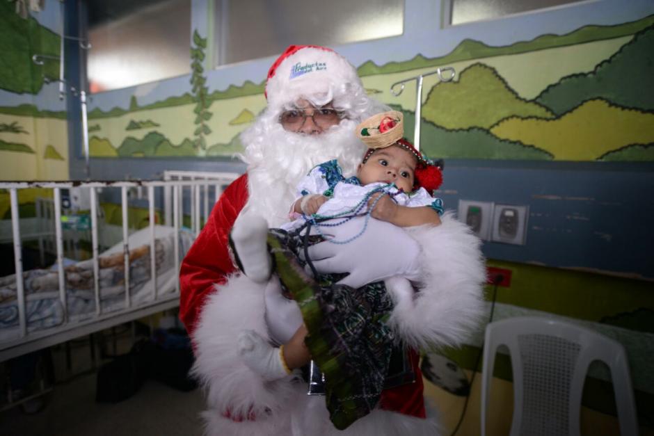 Un total de 500 ni&ntilde;os recibieron a Santa Claus. (Foto: Wilder L&oacute;pez/Soy502) 