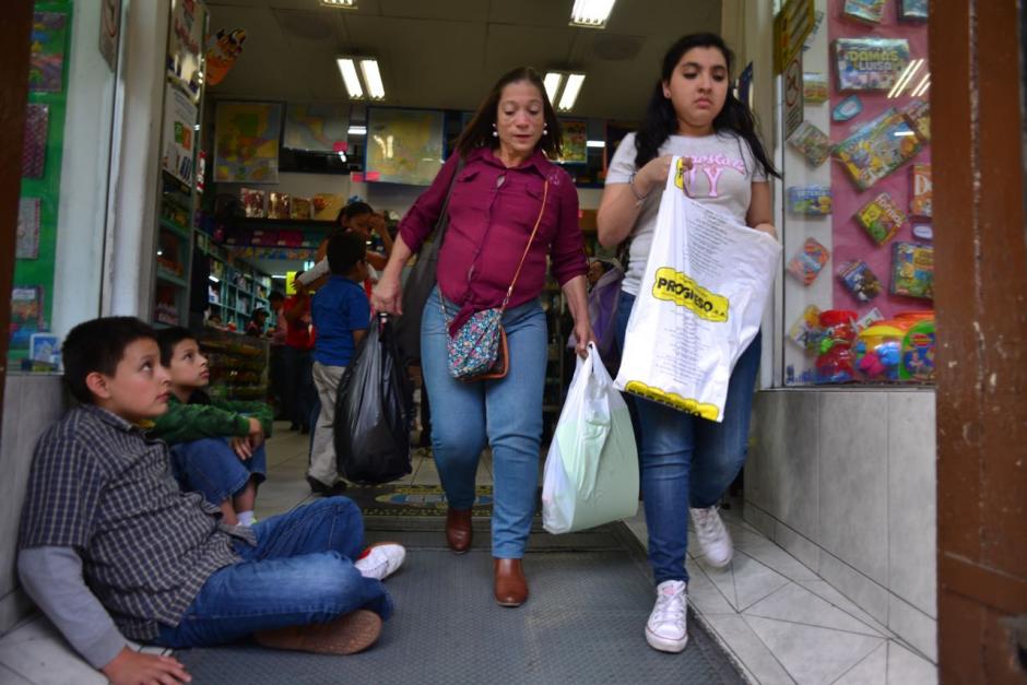 Los guatemaltecos ya iniciaron sus compras de &uacute;tiles escolares. (Foto: Jes&uacute;s Alfonso/Soy502)