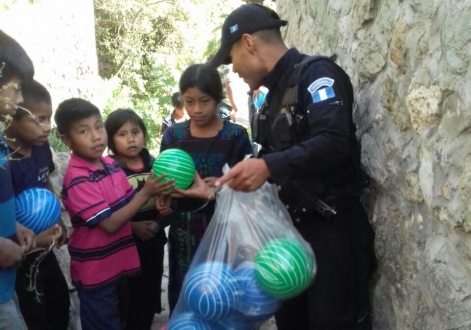 Los agentes se organizaron para comprar, con sus propios recursos, pelotas y dulces para los ni&ntilde;os de la comunidad. (Foto: Polic&iacute;a Nacional Civil)