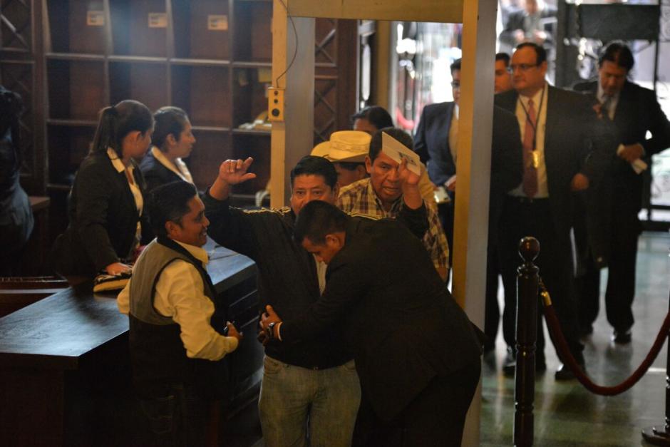 Los invitados al acto ten&iacute;an que pasar cuatro filtros de seguridad. (Foto: Wilder L&oacute;pez/Soy502)