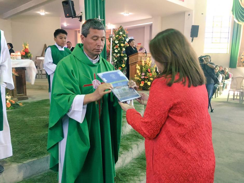 Momento en el que una representante de la municipal entrega el Informe de Labores 2016. (Foto: Municipalidad de Mixco)
