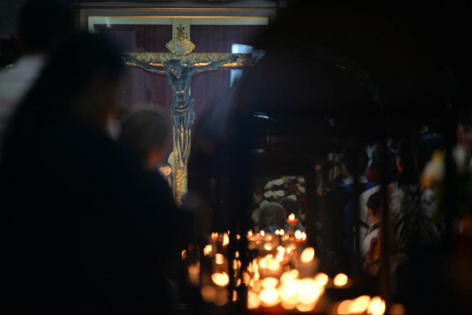 Decenas de personas se acercaron a las iglesias donde existen replicas en la Capital. (Foto: Wilder L&oacute;pez/Soy502) 