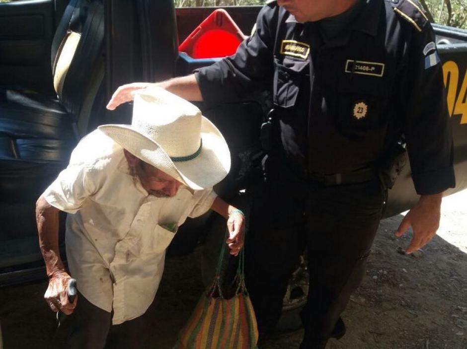 Agentes de la PNC asistieron a una persona de avanzada edad que caminaba con dificultad (Foto: PNC) 