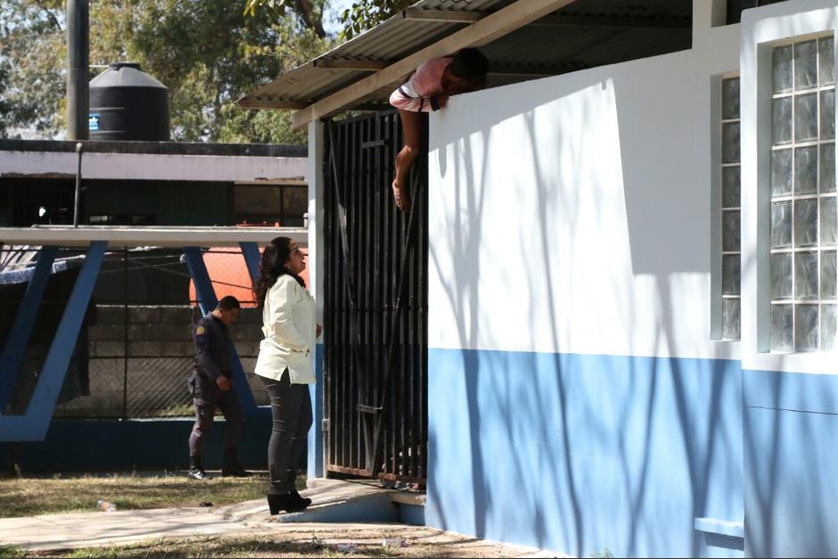 Un hombre internado en el Hospital Federico Mora intenta salir del módulo donde permanece encerrado junto a otros pacientes. (Foto: Alejandro Balam/Soy502)