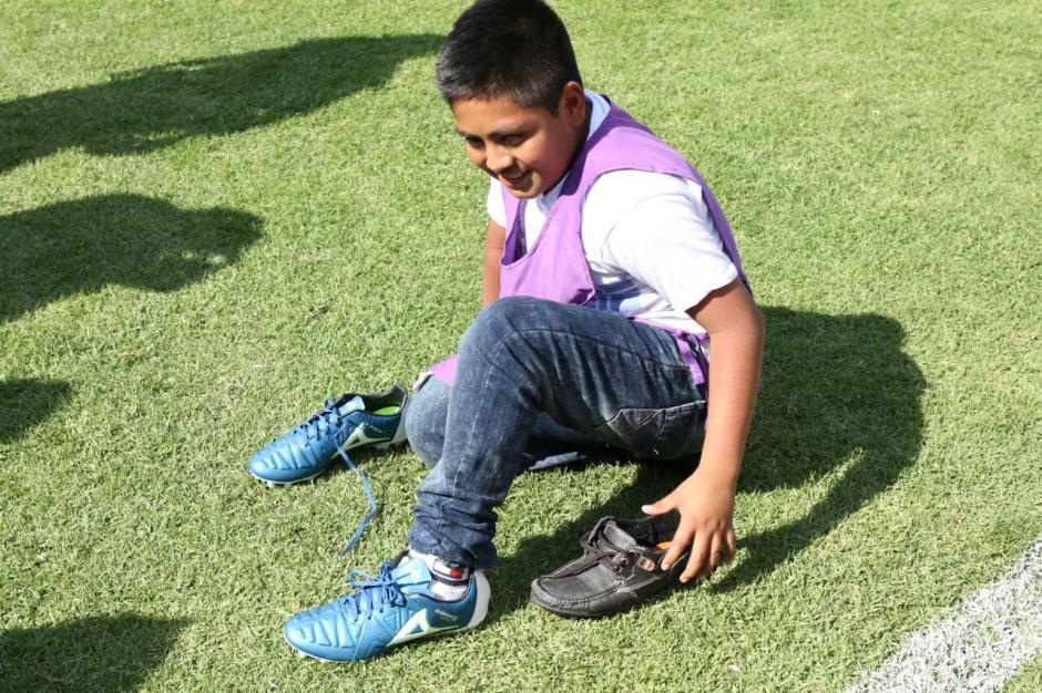 David se prob&oacute; los zapatos que le regal&oacute; Carlos Kamiani. (Foto: Luis Barrios/Soy502)