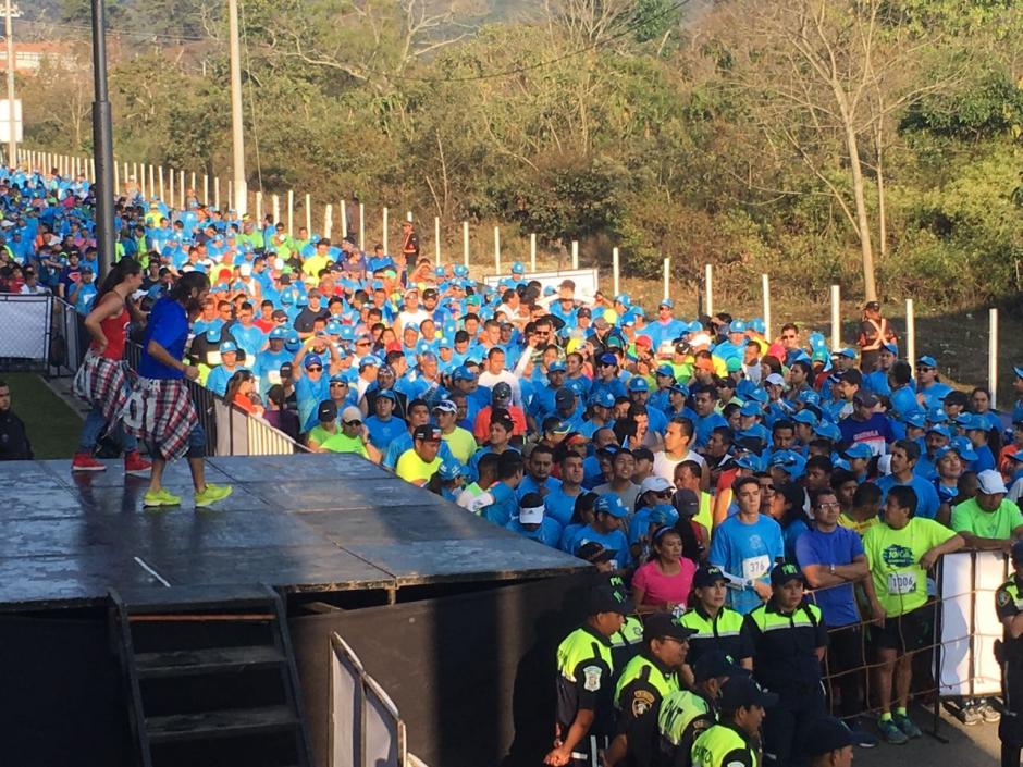 Miles de personas participaron en la carrera organizada por la Municipalidad de Mixco. (Foto: Muni Mixco)