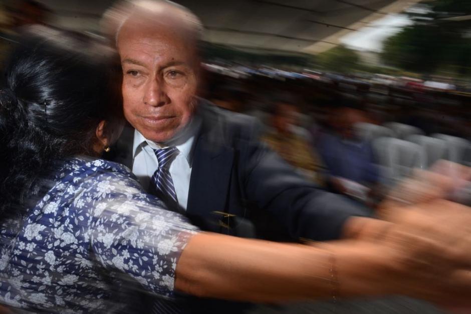 Las parejas disfrutaron del ensamble de marimbas en la Plaza de la Constituci&oacute;n. (Foto: Jes&uacute;s Alfonso/Soy502)