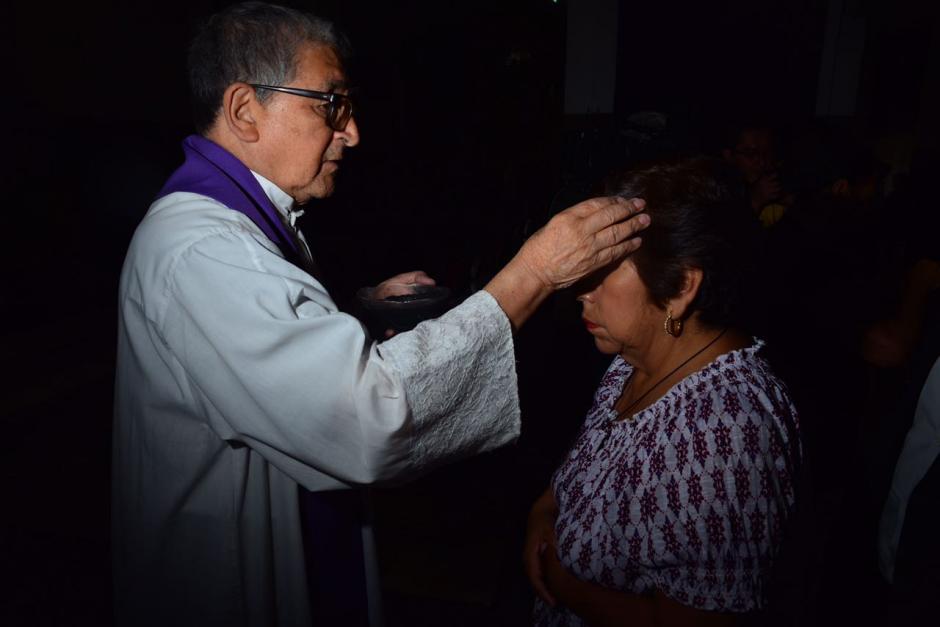 Miles de feligreses guatemaltecos asisten este d&iacute;a a los templos para que les sea impuesta la cruz de ceniza. (Foto: Jes&uacute;s Alfonso/Soy502)
