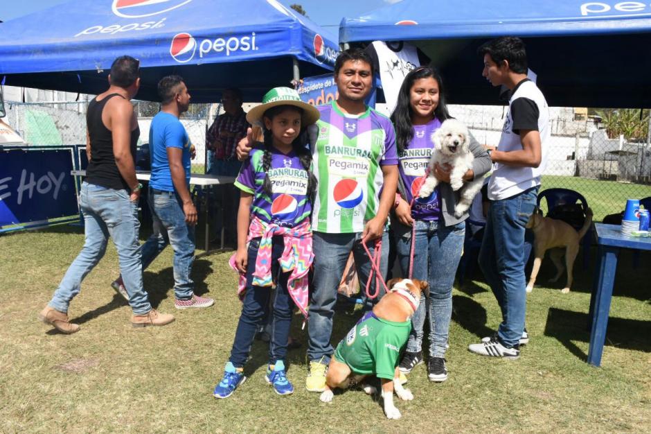 La familia &Aacute;lvarez S&aacute;nchez llev&oacute; a sus mascotas al estadio Pensativo. (Foto: Pablo Sol&iacute;s/Nuestro Diario)