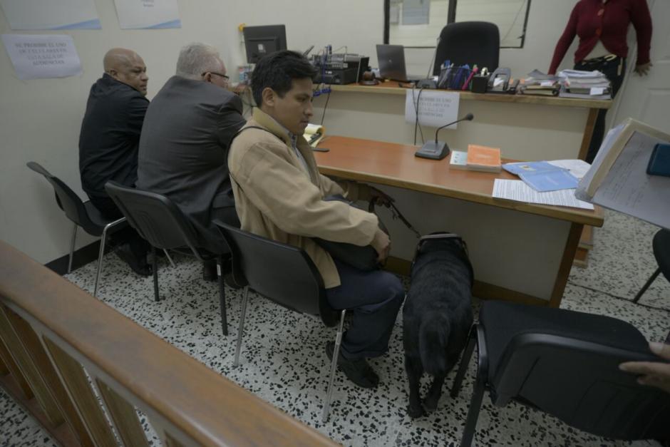 Wellington Polanco (iI) su abogado defensor y el afectado William Zapeta junto a su perro gu&iacute;a coincidieron en la sala de audiencias donde se llev&oacute; a cabo el proceso penal. (Foto: Wilder L&oacute;pez/Soy502)&nbsp;