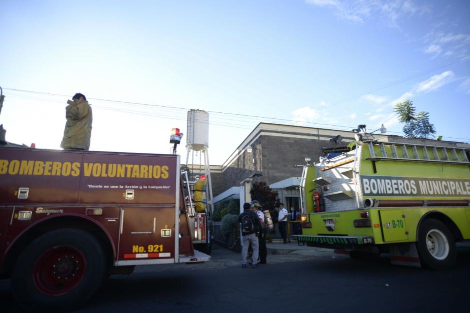 Ambos cuerpos bomberiles llegaron a la escena del siniestro. (Foto: Wilder L&oacute;pez/Soy502)