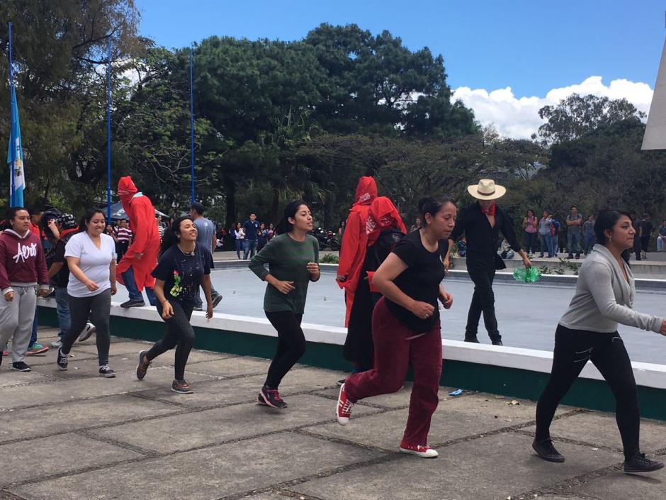 Hombres y mujeres participaron de la actividad en la Usac. (Foto: Fredy Hern&aacute;ndez/Soy502)