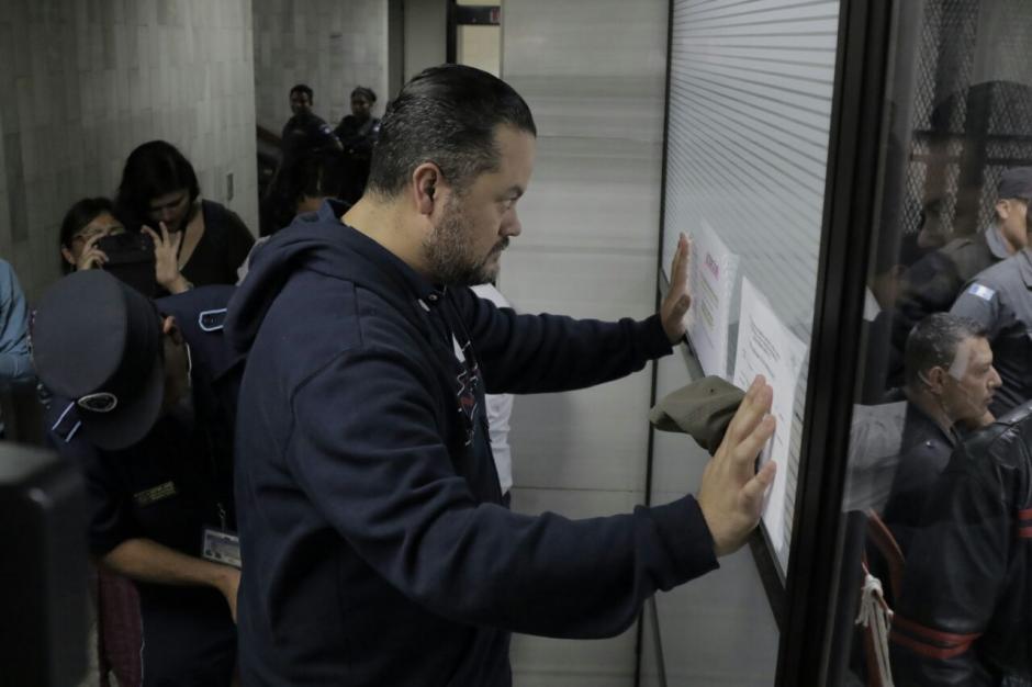 El hijo del Apostol Sergio Enr&iacute;quez se entreg&oacute; ante el Juzgado de Mayor Riesgo C, siete d&iacute;as despu&eacute;s que se girara su orden de captura. (Foto: Alejandro Bal&aacute;n/Soy502)