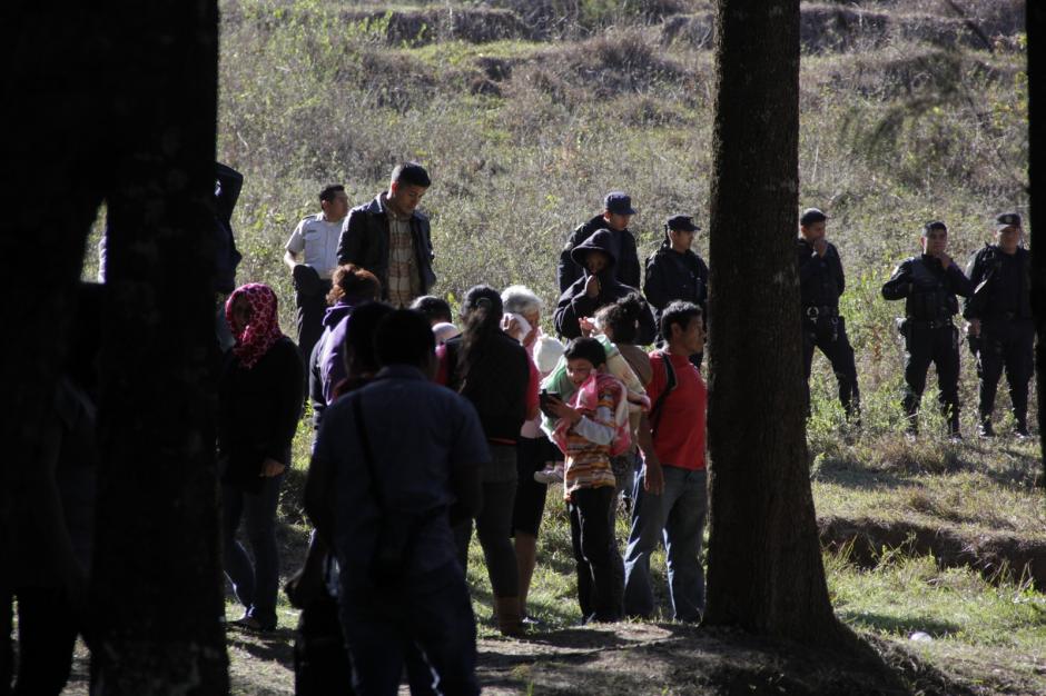Familiares de los j&oacute;venes llegaron fuera del centro para saber si sus hijos se encontraban bien. (Foto: Fredy Hern&aacute;ndez/Soy502)