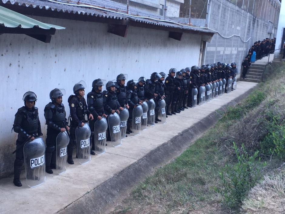 Agentes de la Polic&iacute;a Nacional Civil (PNC) resguardaban los alrededores del Centro de Privaci&oacute;n de Libertad para Varones Etapa II. (Foto: Fredy Hern&aacute;ndez/Soy502)
