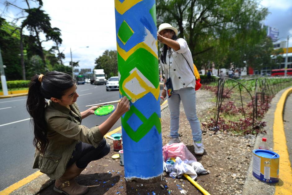 J&oacute;venes toman la iniciativa para limpiar la excesiva publicidad de los partidos pol&iacute;ticos colocada en postes, cubri&eacute;ndoles con arte. (Foto: Wilder L&oacute;pez/Soy502),