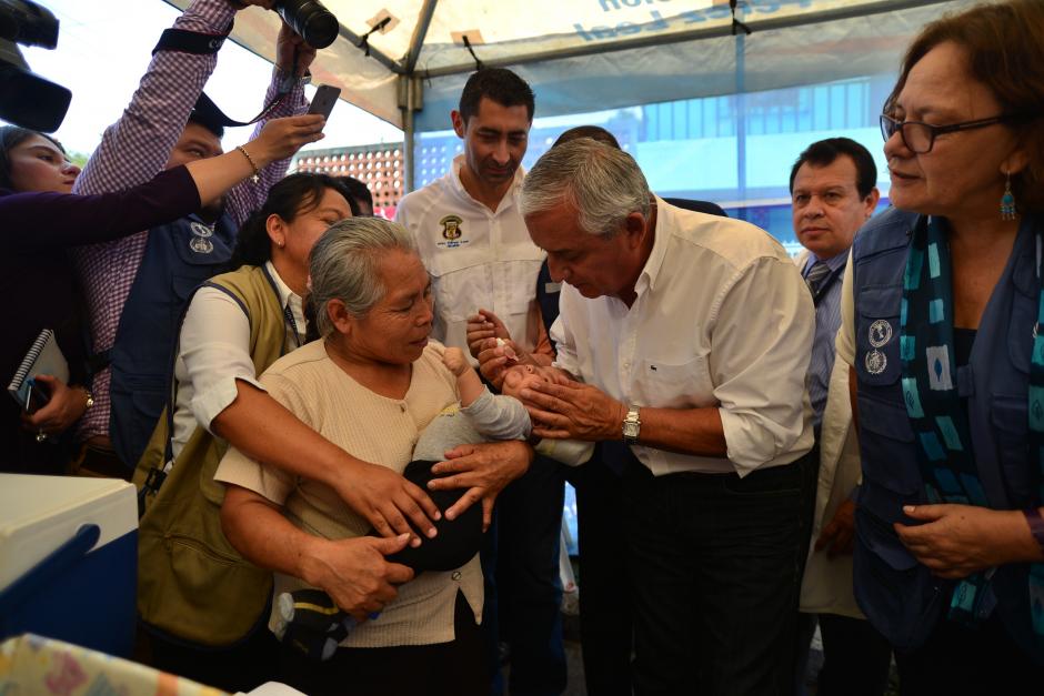 El presidente Otto P&eacute;rez inaugur&oacute; la Semana de la Vacunaci&oacute;n en las Am&eacute;ricas en el Centro de Salud de El Milagro, zona 6 de Mixco vacunando al beb&eacute; Elder Pastor . En la imagen esta acompa&ntilde;ado del alcalde de Mixco, Otto P&eacute;rez Leal y la Representante de la OPS/OMS Dr. Guadalupe Verdejo. (Foto: Wilder L&oacute;pez/Soy502)