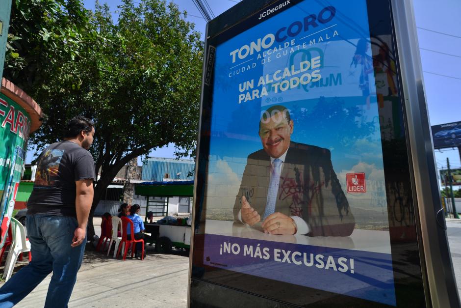 El candidato a la municipalidad por L&iacute;der, Tono Coro, cambi&oacute; su imagen y a&ntilde;adi&oacute; el logo del partido L&iacute;der, que parece que ha sido pegado. (Foto: Wilder L&oacute;pez/Soy502)