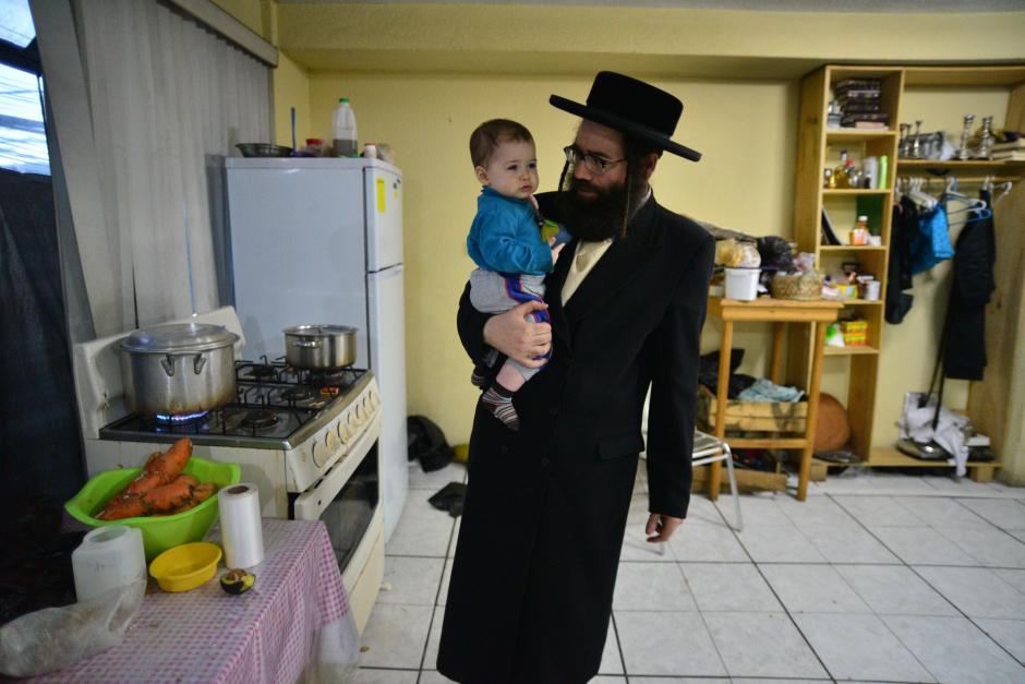 Uriel Goldman sostiene a su hijo m&aacute;s peque&ntilde;o, durante una visita guiada por la cocina. (Foto: Wilder L&oacute;pez/soy502)