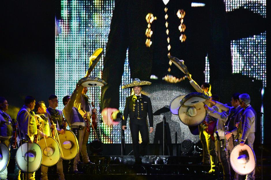 Alejandro Fern&aacute;ndez subi&oacute; al escenario vestido de charro en la segunda parte de su show. (Foto: Wilder L&oacute;pez/Soy502)&nbsp;