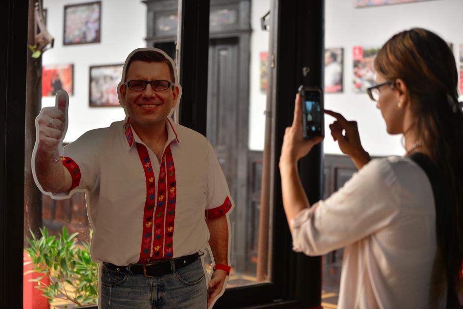 La sede del partido Lider permanece casi vacía pero se mantiene la imagen de Manuel Baldizón quien no aparecerá hasta que se publiquen resultados oficiales. (Foto: Wilder López/Soy502)