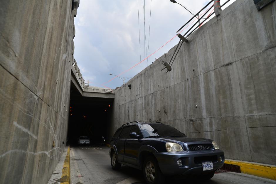        Parte de la baranda de contenci&oacute;n del viaducto Papa Francisco qued&oacute; colgando en el lugar tras la ca&iacute;da del tr&aacute;iler en el lugar. (Foto: Wilder L&oacute;pez/Soy502)