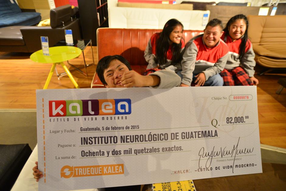 Durante la conferencia de prensa KALEA hizo entrega de un cheque simb&oacute;lico de 82 mil quetzales a ni&ntilde;os del Instituto Neurol&oacute;gico de Guatemala. (Foto: Wilder L&oacute;pez/Soy502)