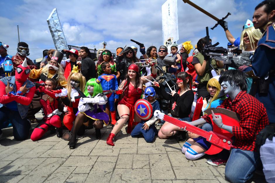Un grupo de asistentes que portaban "cosplay" quisieron llevarse una foto del recuerdo de la edici&oacute;n 2015 de la Xpo Comicon.&nbsp;(Foto: Wilder L&oacute;pez/Soy502)