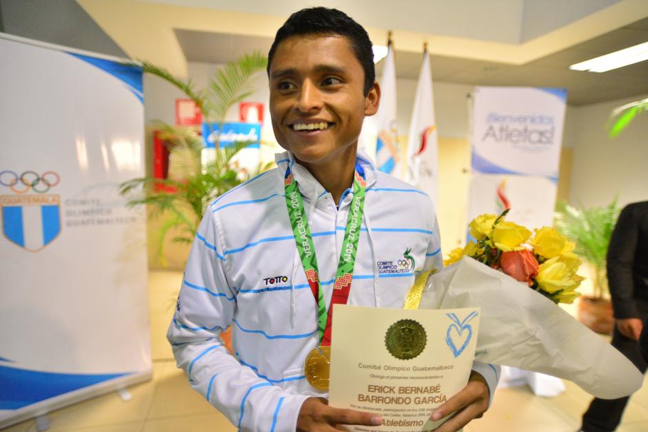Erick Barrondo vuelve a Guatemala, tras ganar los 50 kilómetros marcha en Veracruz 2014. (Foto: Wilder López/Soy502)