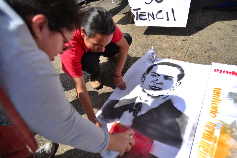 Manifestantes elaboran su propia pancarta con el rostro de Jacobo &Aacute;rbenz Guzm&aacute;n en el marco de la conmemoraci&oacute;n de la marcha del '44. (Foto: Wilder L&oacute;pez/Soy502)