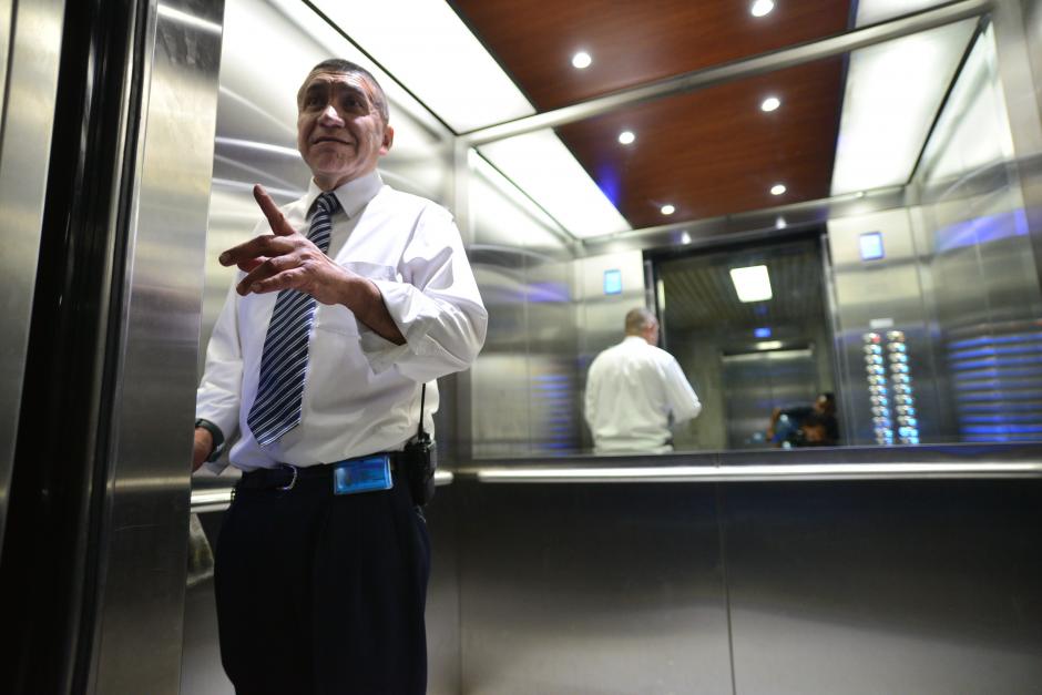 Uno de los ascensoristas atiende el llamado para trasladar personas en la Torre de Tribunales. (Foto: Wilder L&oacute;pez/Soy502)