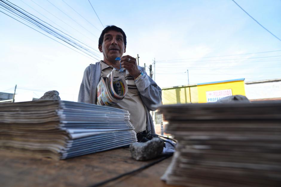 Rolando Rodr&iacute;guez es el voceador de peri&oacute;dicos que se ubica en la 19 calle y 13 avenida de la zona 12. (Foto: Wilder L&oacute;pez/Soy502)