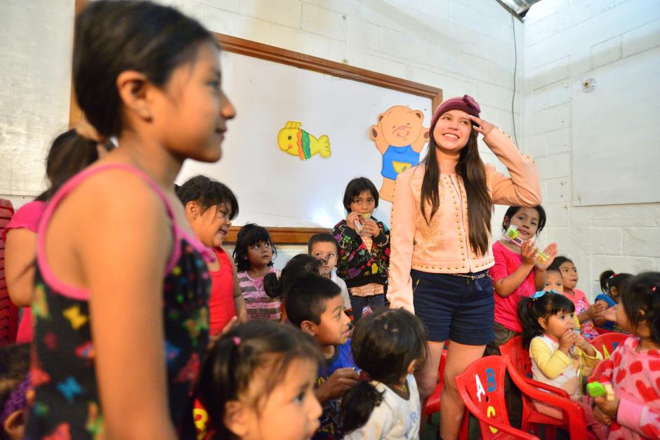 Karla Herrarte, ganadora de La Academia Kids, 2da. edición, realizó una visita al proyecto "Pan de Vida", de Passion Asociación, ubicado en el asentamiento Manuel Colom Argueta,&nbsp;junto al relleno sanitario de la zona 3. (Foto: Wilder López/Soy502)