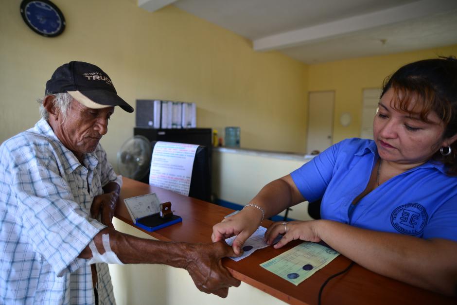 Irene Casta&ntilde;eda, delegada del TSE para San Jos&eacute; La M&aacute;quina, empadrona a Jos&eacute; Adelso &Aacute;lvarez Mart&iacute;nez, de 66 a&ntilde;os. (Foto: Wilder L&oacute;pez/Soy502)