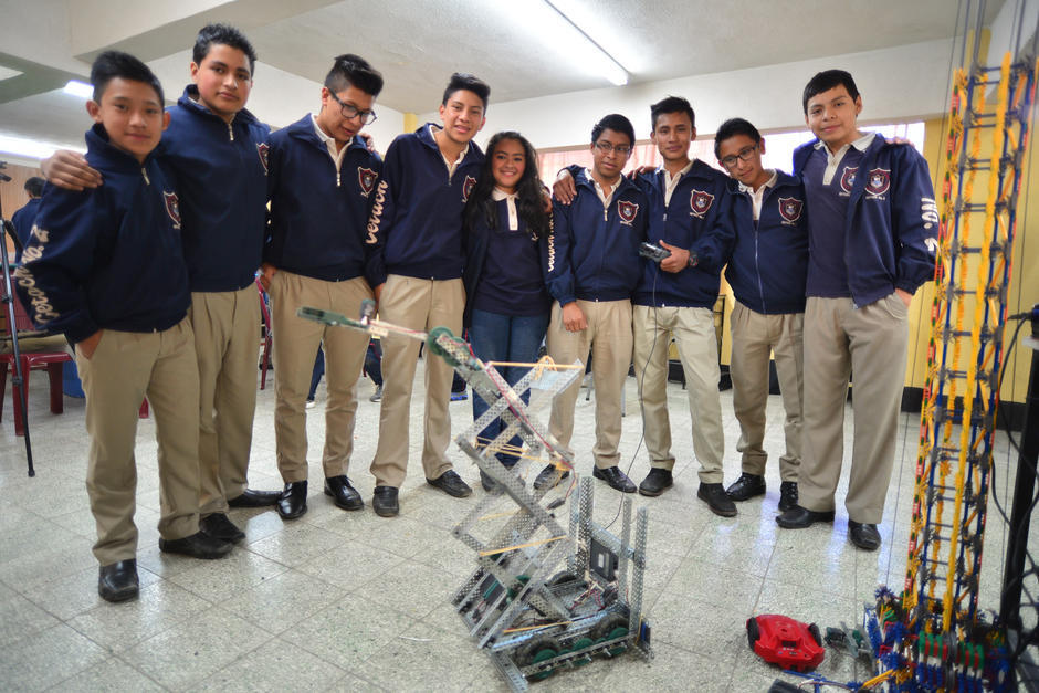 De izquierda Cristian Vicente, Melvin Marroquín, Ronaldo López, Michael Xoha, Jenifer Carrera, José Magzul, Mario Hernández, Jairo Alquijay y Jimmy Girón son los estudiantes de robótica que presentan su prototipo en las instalaciones CETACH 2. en Chimaltenango (Foto: Wilder López/soy502)