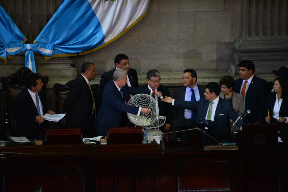 Tal y como sucedió con la ex vicepresidenta Baldetti, el Congreso deberá integrar la Comisión Pesquisidora, por sorteo, que investigue al presidente Otto Pérez para sugerir retirarle la inmunidad. (Foto: Wilder López/Soy502)