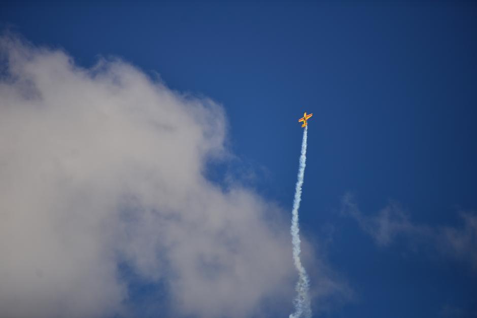 La aeronave Extra 300 realiza una acrobacia con humo, realizando un ascenso vertical empujando los l&iacute;mites de la m&aacute;quina. (Foto: Wilder L&oacute;pez/soy502)
