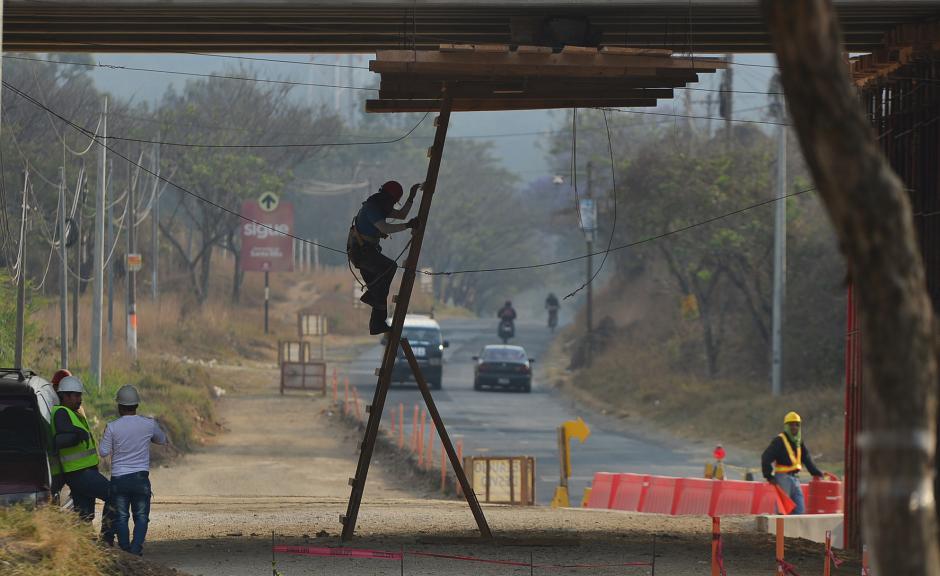La nueva carretera se construye desde junio del año pasado y tiene como propósito diluir el tránsito vehícular que ingresa a la capital. (Foto: Wilder López/Soy502)