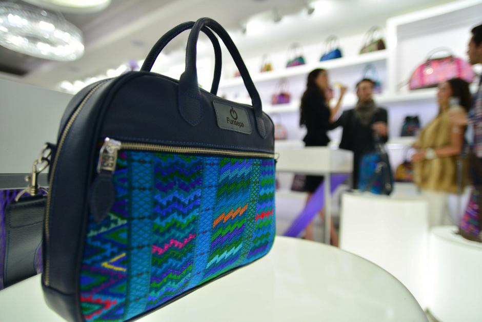 Los 8 maletines edición limitada de Maria´s Bag y Funsepa fueron vendidos en su totalidad el día del evento. (Foto: Wilder López/Soy502)