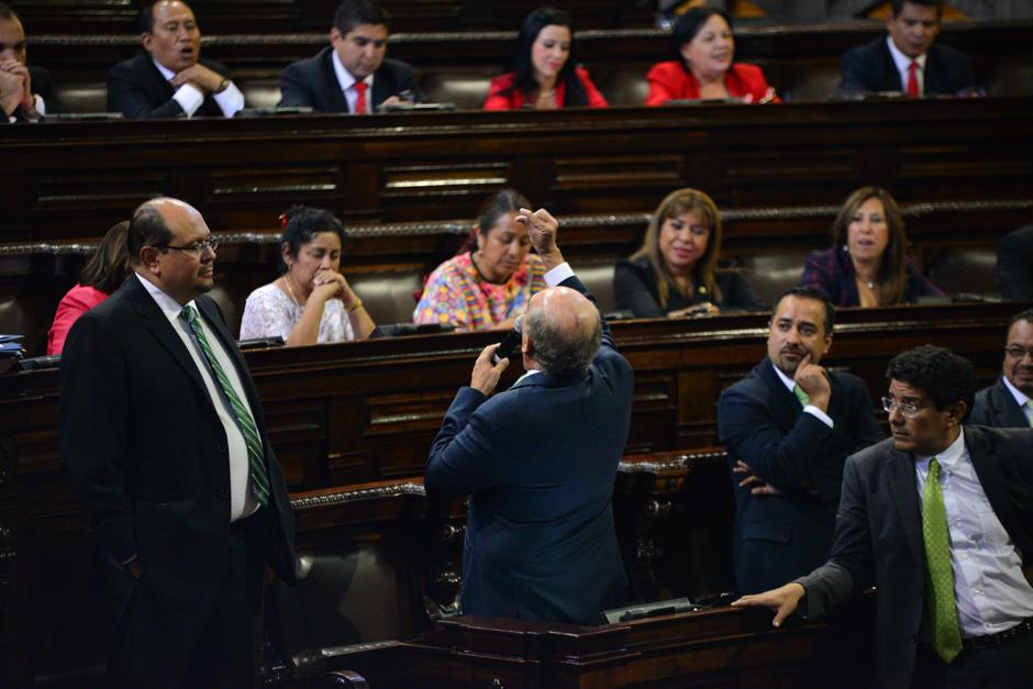 Mario Taracena, de la UNE, critica a los diputados de Lider por plegarse a los intereses del oficialismo. (Foto: Wilder L&oacute;pez/Soy502)
