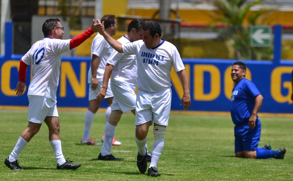 Jimmy Morales estrecha la mano para saludar a Manuel Baldiz&oacute;n luego de que anotara un gol a los periodistas. (Foto: Wilder L&oacute;pez/Soy502)