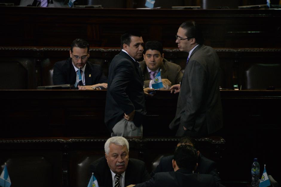 Durante la sesi&oacute;n plenaria de este jueves, el diputado Nery Rodas convers&oacute; con legisladores de diferentes bancadas. Seg&uacute;n &eacute;l, su bloque legislativo estar&aacute; conformado la pr&oacute;xima semana. (Foto: Wilder L&oacute;pez/Soy502)