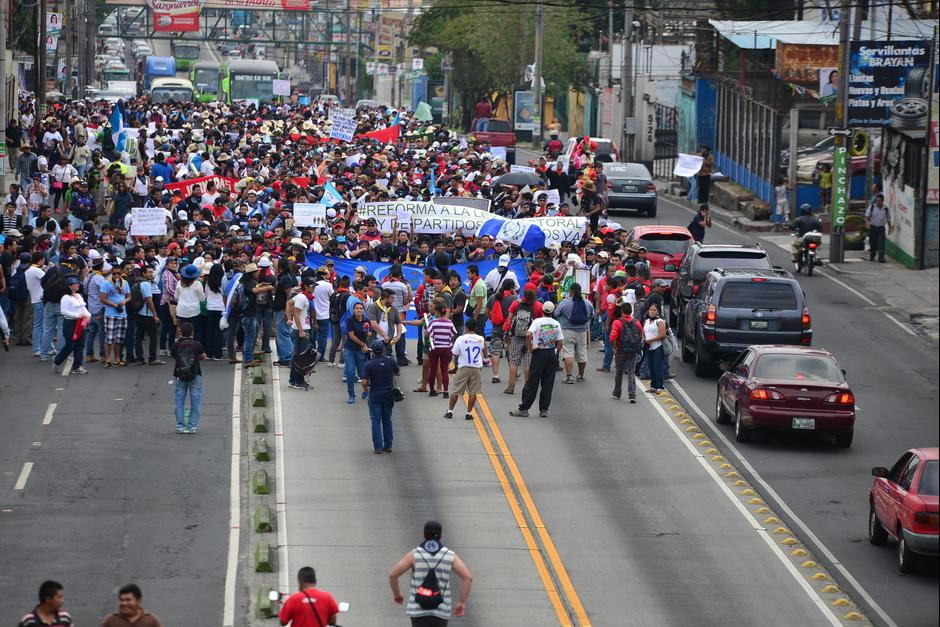 Los estudiantes universitarios y los maestros se unen para solicitar la renuncia del presidente. (Foto: fredy Hern&aacute;ndez/Soy502)