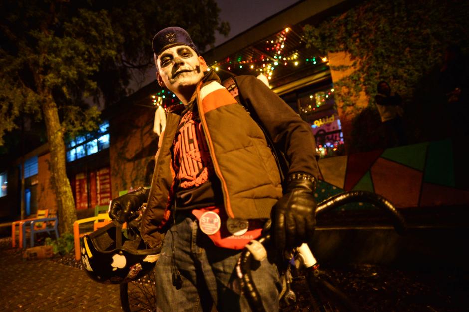 Joselito lleg&oacute; en su bici fixed gear para reunirse con miembros de su crew, para un paseo nocturno en Halloween. (Foto: Wilder L&oacute;pez/Soy502)