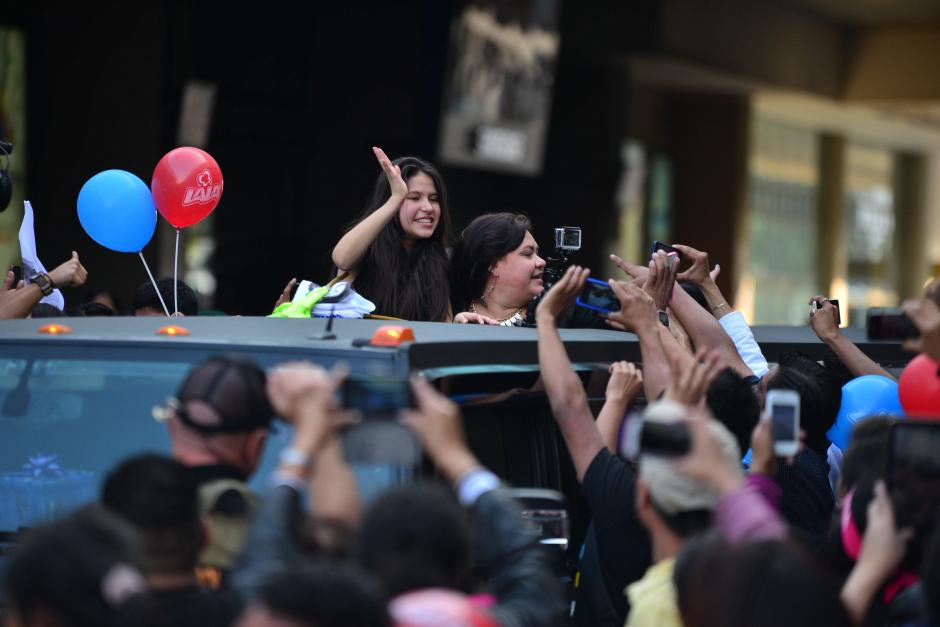 Karla Herrarte saluda a sus seguidores a la salida del aeropuerto. (Foto: Selene Mej&iacute;a/Soy502)