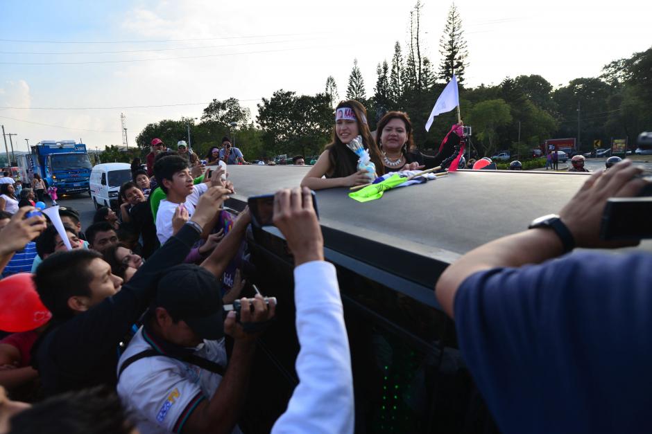 Los fans de Karla Herrarte buscan una fotografía de la artista. (Foto: Wilder López/Soy502)