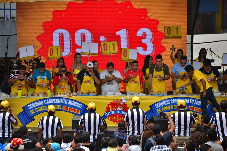 En cada ronda todos dieron su mejor esfuerzo comiendo, para ganarse el reconocimiento del p&uacute;blico. (Foto: Wilder L&oacute;pez/Soy502)